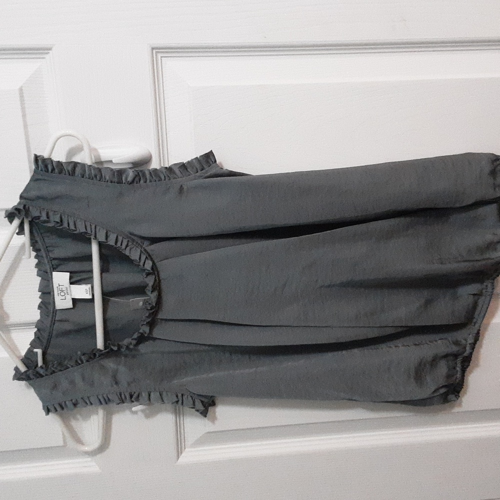 LOFT woman's sleeveless NWT blouse Gray. Size XSP